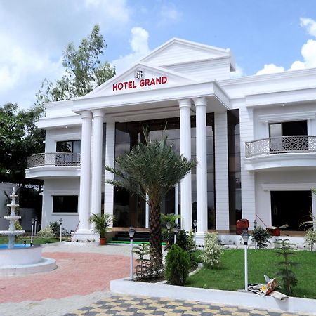 Hotel Grand Khuldabad エクステリア 写真