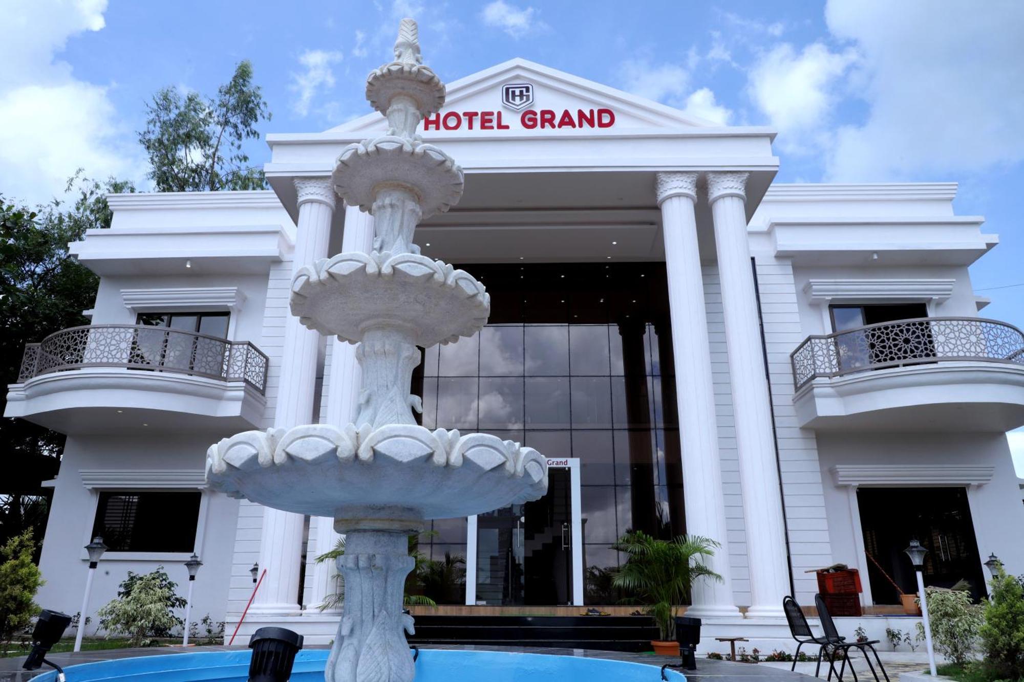 Hotel Grand Khuldabad エクステリア 写真